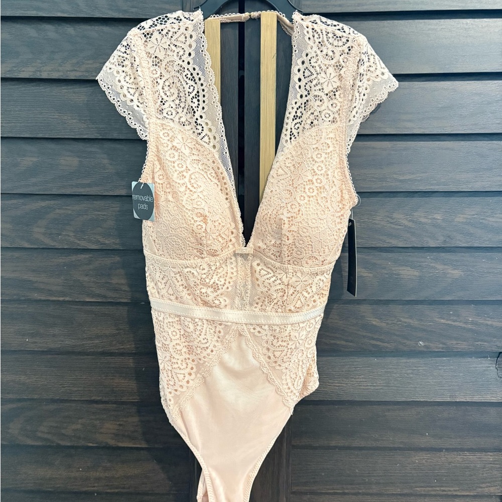 Lace Plunge Bodysuit in Light Pink